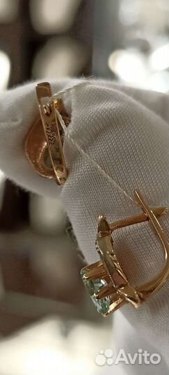 Золотые серьги с бриллиантами и изумрудами