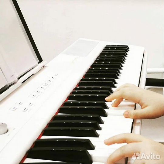Урок игры на фортепиано для взрослых и детей