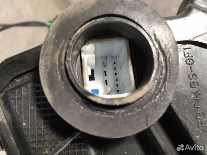 Замок двери передний правый Toyota Hilux 2005-2015