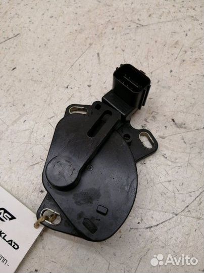 Датчик положения селектора АКПП Nissan Bluebird