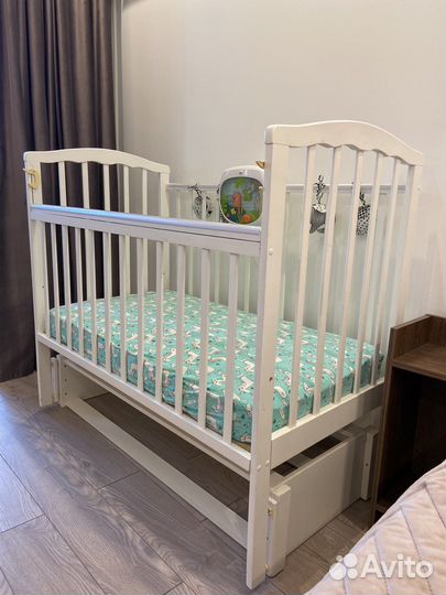 Детская кроватка с продольным маятником
