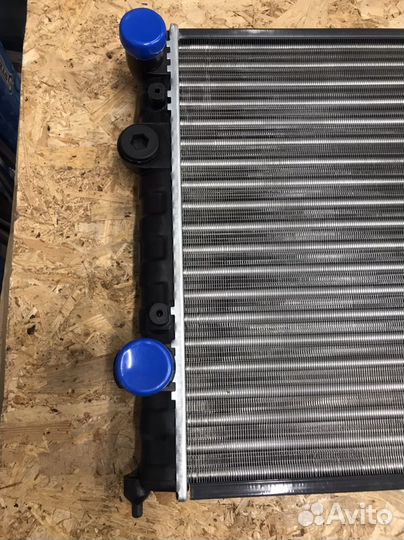 Радиатор охлаждения двигателя VW Passat 1.8-2.8 94