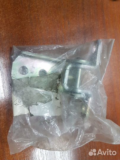 Петля двери передней левой нижняя Suzuki Grand Vit