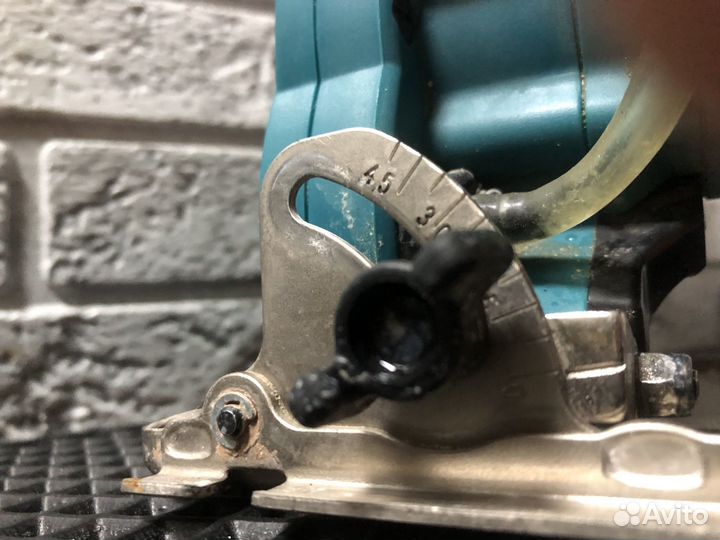 Аккумуляторная алмазная пила Makita CC300D