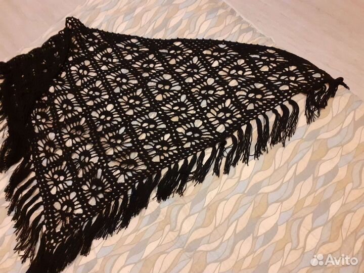 Вязаная шаль с черепами