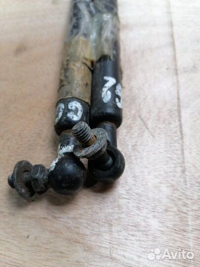 Амортизатор двери багажника Subaru Impreza GG3