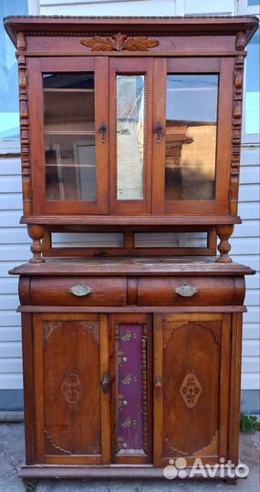 Старинный антикварный шкаф буфет