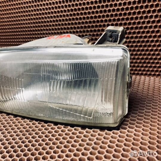 Фара левая Nissan Prairie 1991