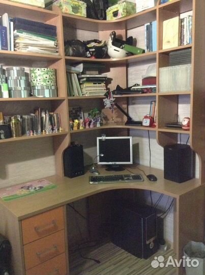 Письменный стол-офис угловой, с ярусом полок