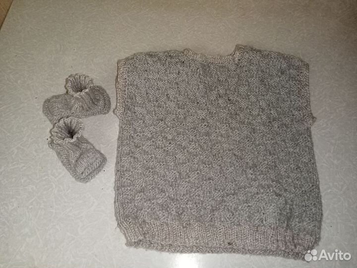Вязаная жилетка и пинетки ручной работы