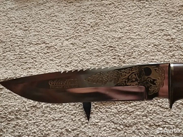 Нож с гравировкой