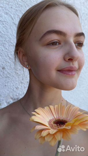 Модель на брови