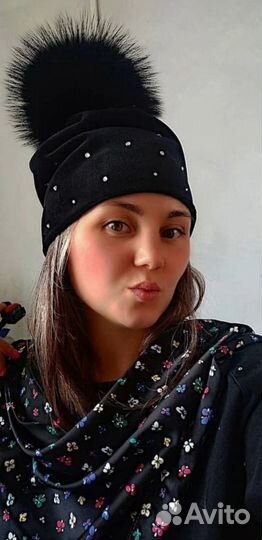 Шапка со стразами велюровая с помпоном, со снудом