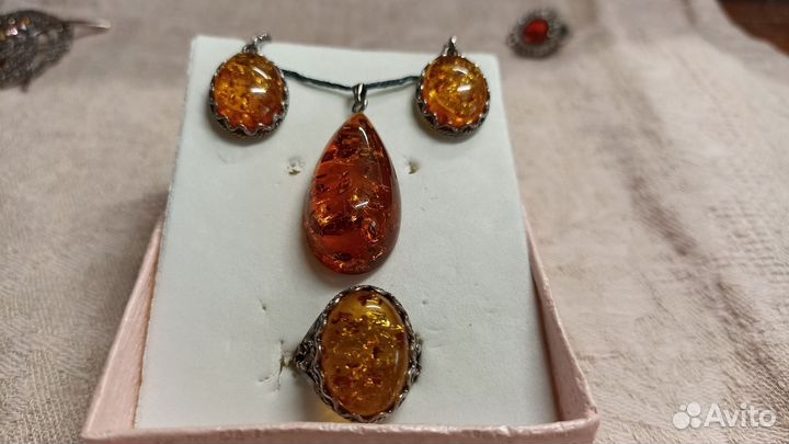 Комплект украшений из янтаря