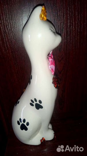 Фарфоровая статуэтка с натуральным янтарем