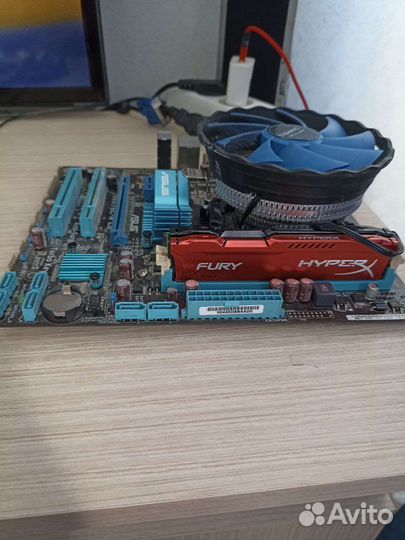 Материнская плата с процессором и памятью