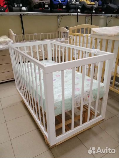 Детская кроватка с маятником новая