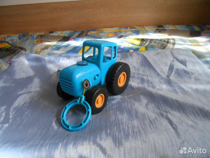 Игрушка синий трактор