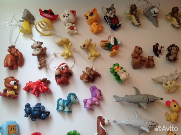 Игрушки киндер сюрприз и чупа чупс