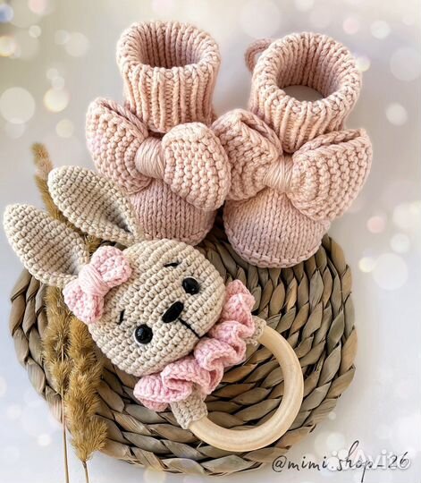 Набор погремушка и пинетки