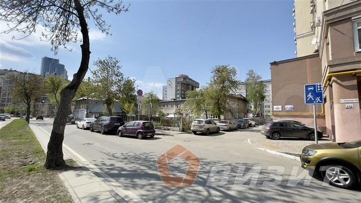 Офис в центре города с парковкой, 104 м²