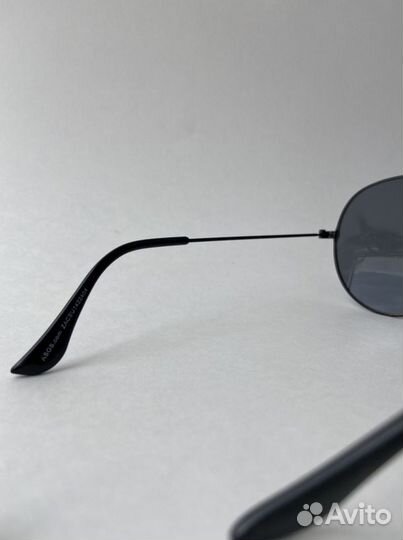 Черные солнцезащитные очки