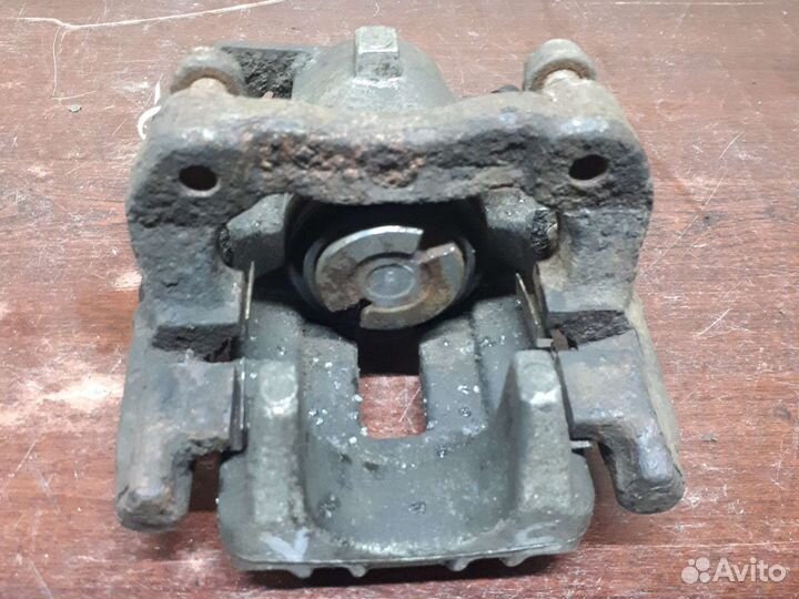 Задний левый суппорт фольксваген гольф 4