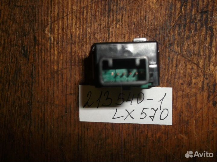 Кнопка отключения боковых подушек (Lexus LX)