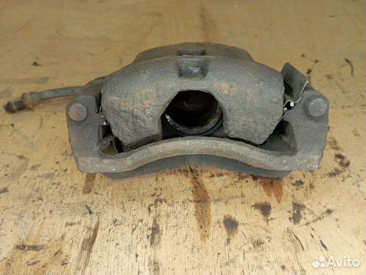 Суппорт перед/лево на Kia Rio I (DC) (Киа Рио 1)