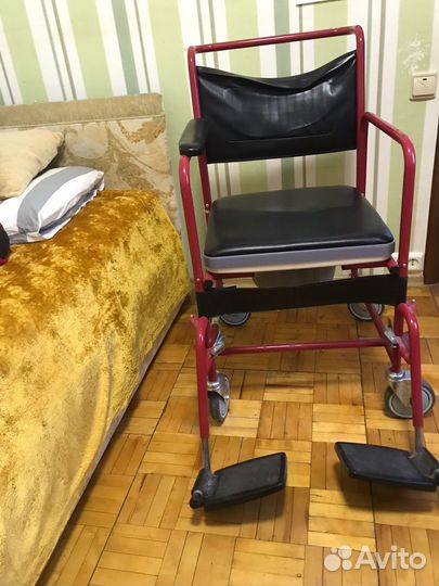 Кресло на колесах с санитарным оснащением