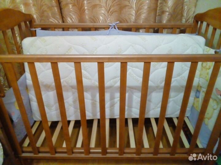Детская кроватка с маятником