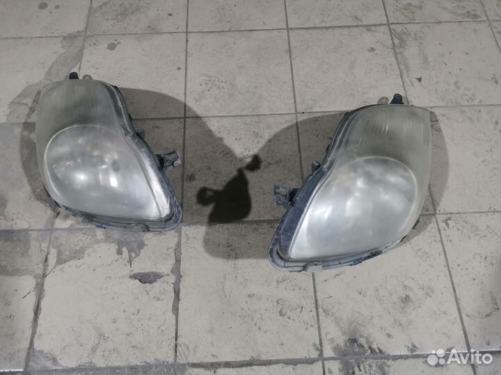 Фары на Toyota Vitz