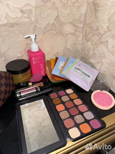 Набор косметики и кисти для макияжа