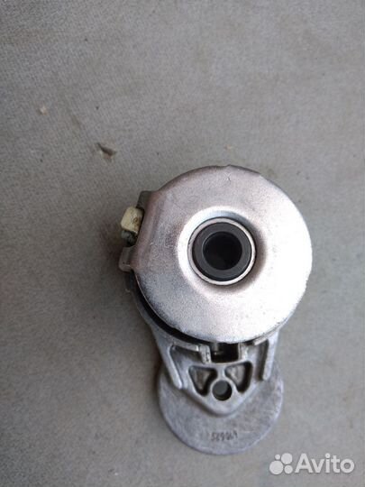 Кронштейн ролика-натяжителя 1.6 Renault 117501083R