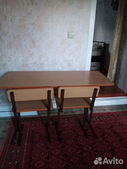 Школьная парта и стулья