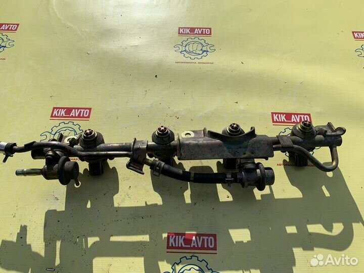 Топливная рампа с форсунками Nissan Primera p11