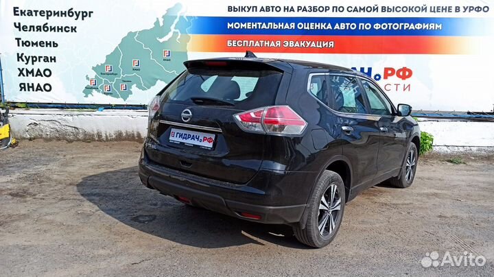 Обшивка двери передней правой Nissan X-Trail (T32)