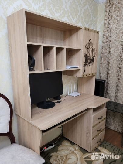 Компьютерный стол и кресло