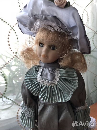 Кукла фарфоровая