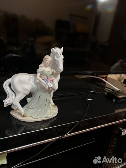 Статуэтка фарфор