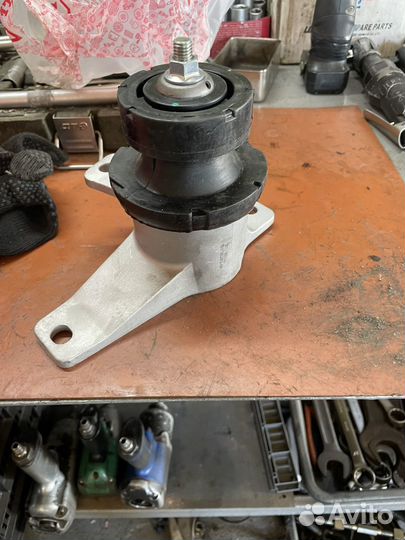 Опора двигателя mitsubishi Colt 1.5