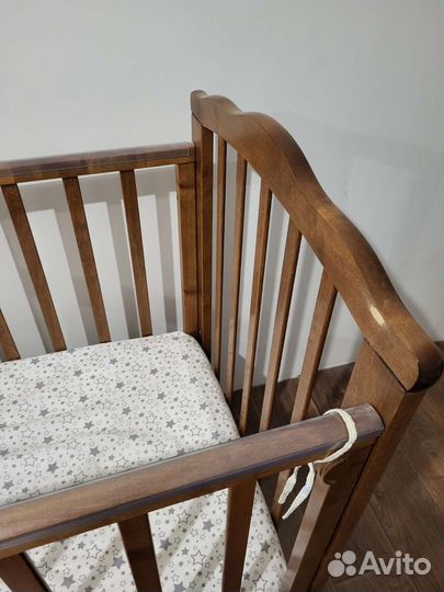 Детская кроватка с маятником и ящиком
