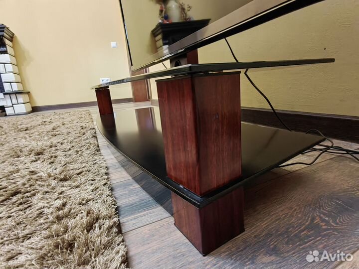 Стеклянная тумба под тв