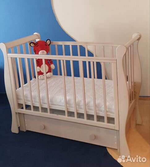 Детская кроватка с матрасом с маятником и ящиком