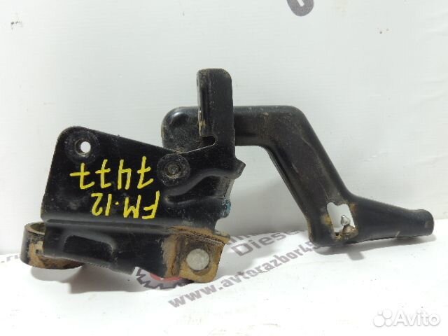 Кронштейн нижней решетки радиатора прав. Volvo FH