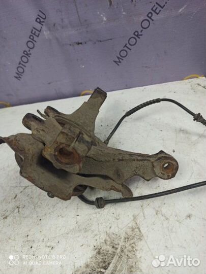Поворотный кулак передний правый Opel Corsa D