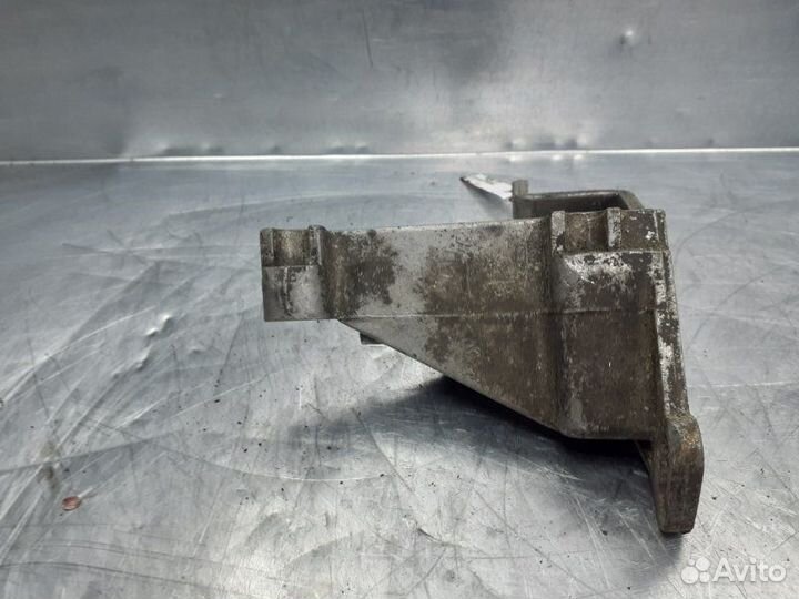 Кронштейн гидроусилителя Volkswagen Passat B3