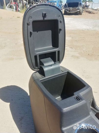 Подлокотник Geely Emgrand X7