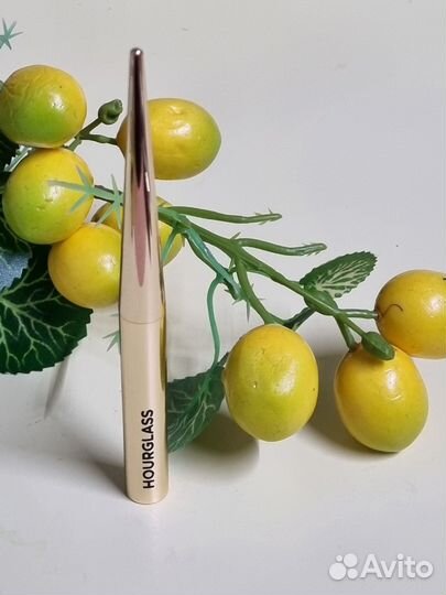 Помада Hourglass