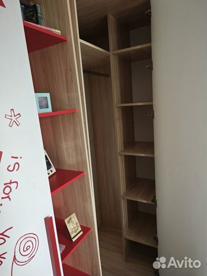 Угловой шкаф, стол письменный+книжная полка